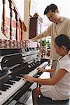 Père fille Regarde jouer du piano