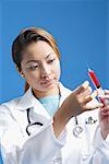 Femme médecin préparation seringue