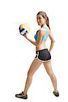 Jeune femme tenant volley-ball, regarder par-dessus l'épaule
