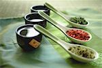 Asiatische Stilleben mit Löffel balancieren auf Teetassen in Folge