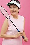 Mature femme tenant la raquette de badminton