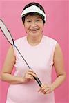 Femme mature avec une raquette de badminton
