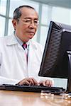 Arzt mit desktop-computer