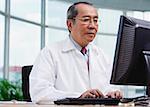 Arzt in Büro, desktop-Computer verwenden