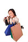 Femme portant des sacs à provisions, souriant à la caméra