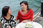 Zwei Frauen am Straßencafé mit Mittagessen, erhöhte Ansicht