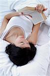 Junge Frau liegend auf dem Bett, lesen ein Buch, erhöhte Ansicht