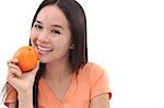 Junge Frau hält eine orange