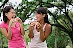 Zwei Frauen essen Eis, Lächeln