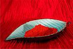 Ein Blatt geformte Schale mit Kurkuma-Gewürz