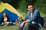 Jeune homme, camping avec petite amie