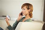 Femme avec carte de crédit et de téléphone cellulaire