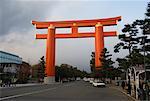 Porte du torii, Heian Shrine, Kyoto, Honshu, Japon