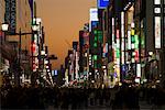 Stadtteil Ginza in der Abenddämmerung, Tokio, Japan