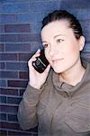 Portrait de femme organiseur électronique servant de téléphone cellulaire