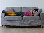 Frau schlafend auf der Couch