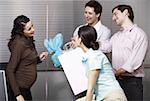Schwangere Büroangestellte Empfang präsentiert auf party