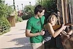 Couple d'adolescents au jeu dans le parc d'attractions