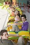 Adolescents posant sur le tour de parc d'attractions