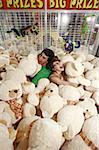 Couple d'adolescents parmi les ours en peluche en arcade