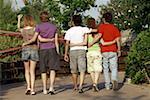 Adolescents en se promenant dans le parc d'attractions