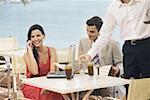 Paar am Strand Café-Tisch mit laptop