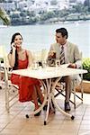 Couple à table de café de bord de mer