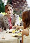 Business-Frauen am Café-Tisch