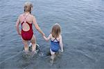 Deux filles de patauger dans l'eau