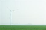 Turbine de vent dans le paysage brumeux