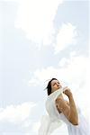 Frau halten Schal im Freien, low durch Wind, vom Wind zerzaust Angle view