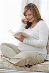 Livre de lecture de femme enceinte