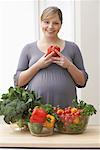 Femme enceinte avec des légumes