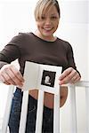 Femme enceinte avec photo de l'échographie