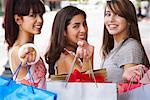 Portrait de jeunes filles avec des sacs à provisions