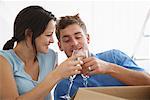 Couple dans la nouvelle maison avec des boîtes et Champagne