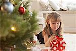 Fille ouvrir les cadeaux de Noël