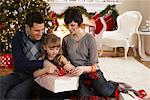 Parents et fille d'emballage cadeaux de Noël