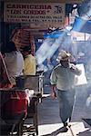 Mann zu Fuß durch Markt, Oaxaca, Mexiko