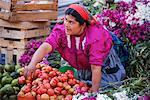 Frau Verkauf von Gemüse am Markt, Oaxaca, Mexiko