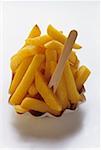 Épais coupe frites avec une fourchette en bois