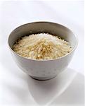 Un bol de riz blanc cru