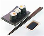 Verschiedene Maki-Sushi mit Stäbchen und DIP