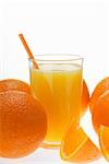 Glas mit Stroh unter den Orangen Orangensaft
