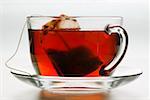 Tasse en verre avec le sachet de thé le thé Hibiscus