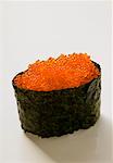 Gunkan-sushi avec tobiko (caviar de poisson volant)