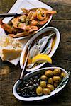 Sardines marinées, scampi frits et olives