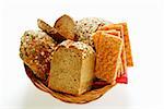 Différents types de pain complet & pain croustillant dans la corbeille à pain