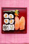 Assortiment de sushi sur plateau rouge