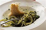 Linguine with pesto and white bread